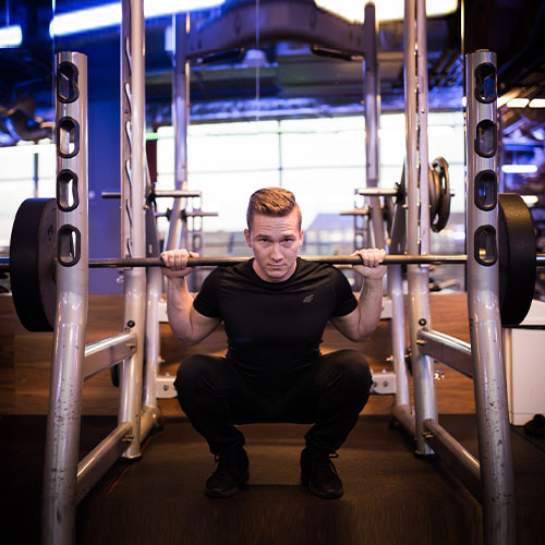 Trening_2 Trener podnoszący sztangę